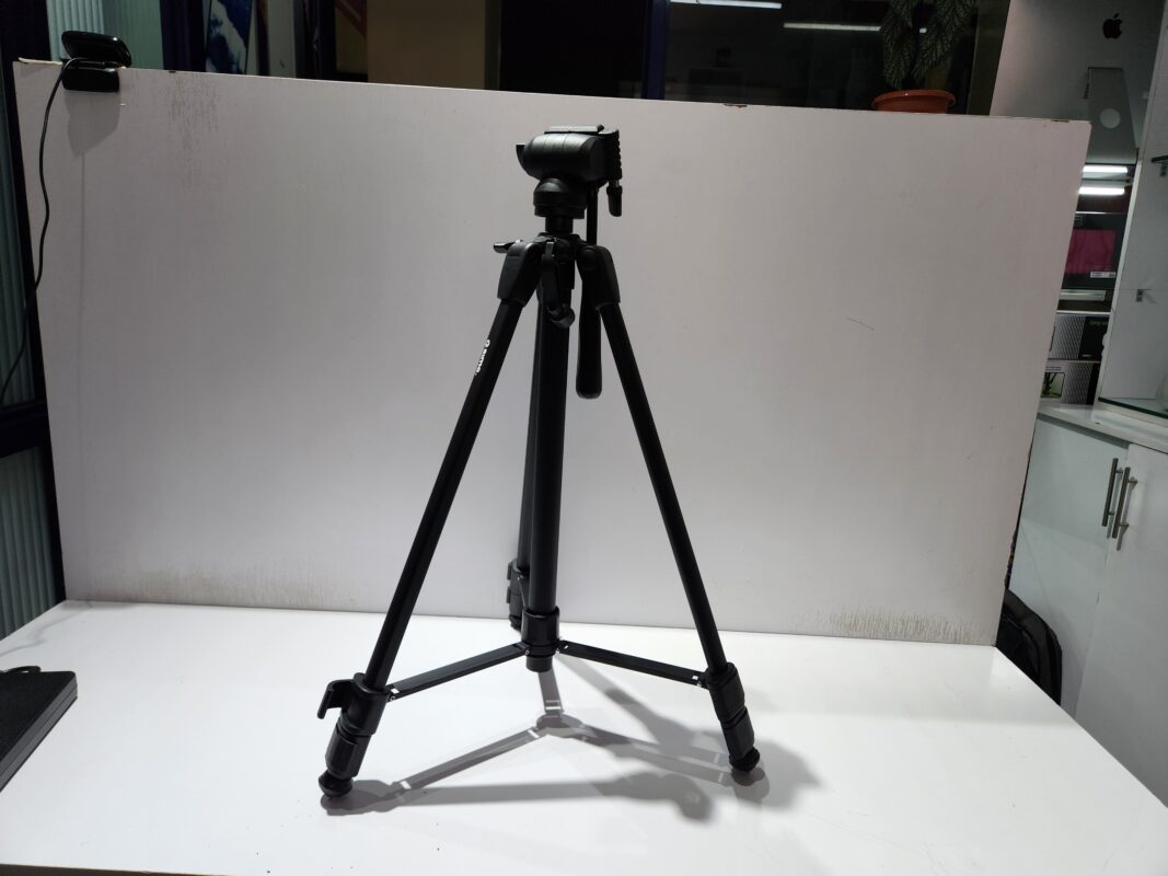 Canon Deluxe Tripod 200