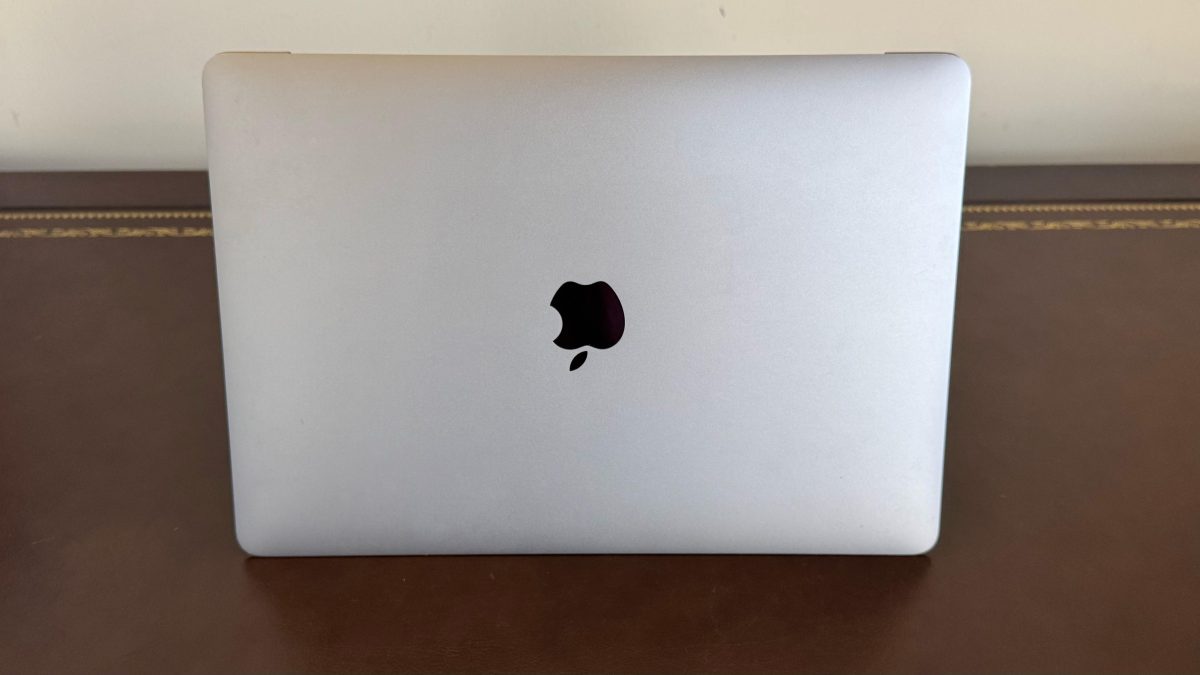 Late 2016 13" Apple MacBook Pro (A1706) With Touch Bar – Genuine/OEM Replacement Screen