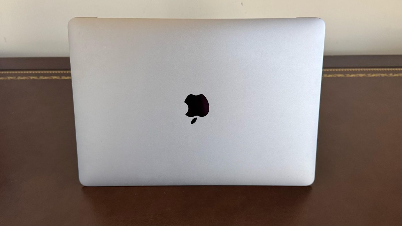 Late 2016 13" Apple MacBook Pro (A1706) With Touch Bar – Genuine/OEM Replacement Screen