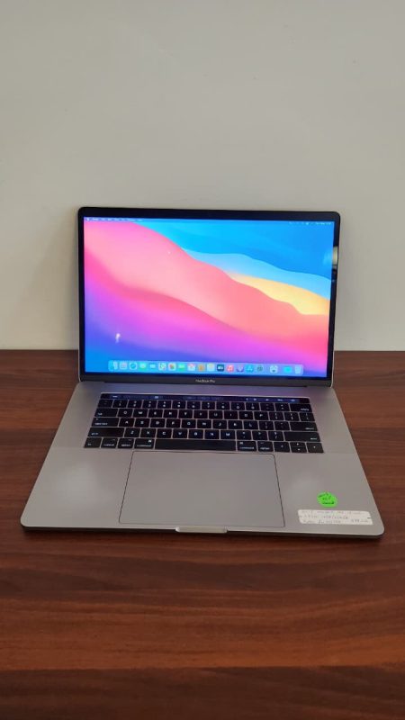 Apple MacBook Pro A1707 (2017) | 15-inch | Intel Core i7 @ 2.8 GHz | 16GB RAM | 256GB SSD | 2GB Radeon Pro 555