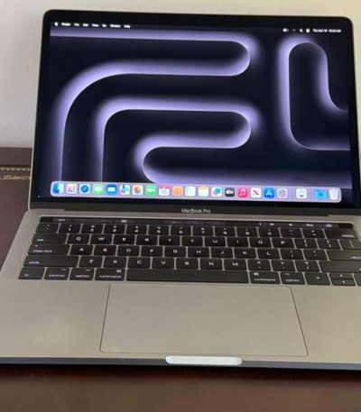 2017 Apple MacBook Pro | 13-inch | Intel Core i5 @ 3.1GHz | 8GB RAM | 512GB SSD | Touch Bar | Touch ID | 573 Cycle Count