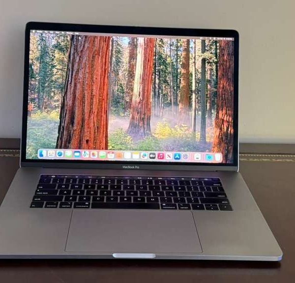 2018 Apple MacBook Pro 15-inch | Intel Core i7 | 2.2GHz | 32GB RAM | 512GB SSD | 4GB Radeon Pro 555X | Touch Bar | Touch ID | 519 Cycle Count