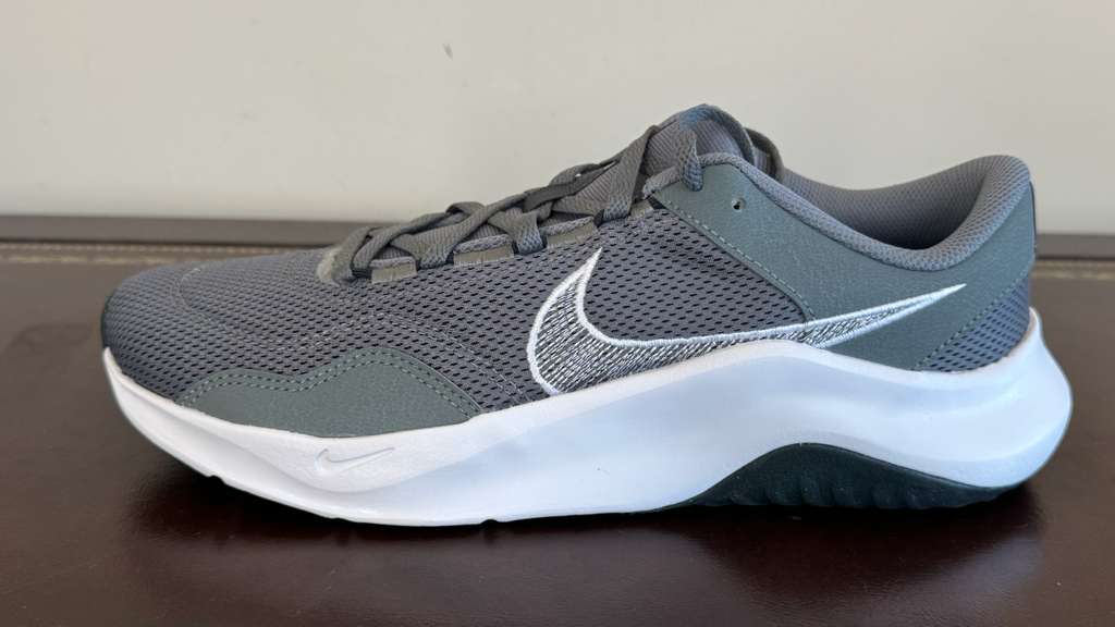 Genuine Original Nike Legend Essential 3 NN Men’s Size 10 Smoke Grey White Training Shoes USA Pre-Owned